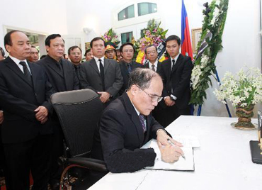 Dirigentes vietnamitas rindieron homenaje al ex monarca camboyano